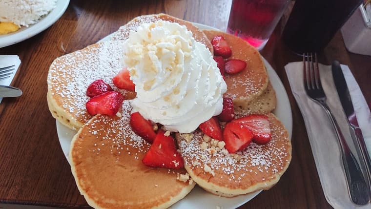 エッグスンシングスのストロベリーパンケーキ